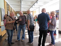 Goście wernisażu wystawy fotografii „Natura najlepszym architektem” w Koszalińskiej Bibliotece Publi