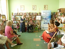 Pani Ludmiła czyta swoje wiersze