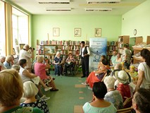 Na zdjęciu artystki wsród gości