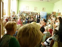Na zdjęciu artystki wsród gości