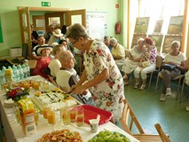 Na zdjęciu kierownik filii Wanda Budnik kroi torta