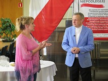 Od lewej stoją: Joanna Chojecka dyr. Archiwum Państwowego w Koszalinie, ks. Janusz Staszczak, probos