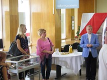 Od lewej stoją: Beata Sawa-Jovanoska z-ca dyrektora KBP, Joanna Chojecka dyr. Archiwum Państwowego w