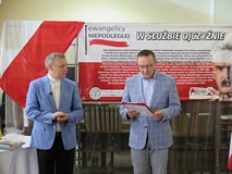 Od lewej stoją: ks. Janusz Staszczak, proboszcz Parafii Ewangelicko-Augsburskiej w Koszalinie i Dari