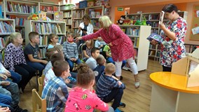 Pani Renata Pacholczyk z Radia Koszalin przeprowadza rozmowę z uczniami na temat czytania wśród dzie