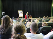 Na pierwszym planie: Młodzież z koszalińskich szkół na spotkaniu z Anną Janko - 