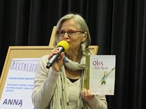 Anna Janko przedstawia okładkę do swojej książki 