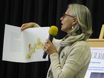 Anna Janko przedstawia jedną ze stron swojej książki 