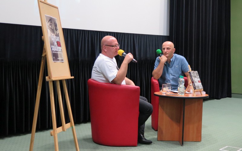 Na zdjęciu od lewej: Grzegorz Śliżewski oraz prowadzący spotkanie Piotr Polechoński