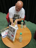Grzegorz Śliżewski rozdaje autografy
