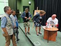 Grzegorz Śliżewski rozdaje autografy