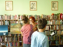 na zdjęciu malarka przyjmuje gratulacje od gości