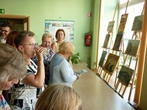 na zdjęciu goście oglądają obrazy