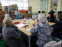 Panie dyskutują o nowych metodach tworzenia rękodzieł