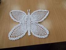 serwetka w kształcie motyla wyszyta przez jedną z pań