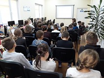 Uczniowie podczas prezentacji multimedialnej.