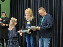 Od prawej: Dyrektor KBP, Dariusz Pawlikowski oraz z-ca KBP, Beata Sawa-Jovanoska wręczają nagrodę uc