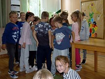 Cała Polska Czyta Dzieciom - bibliotekarka czyta dzieciom ze świetlicy w SP18