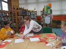 Bibliotekarka wspiera pracę dzieci