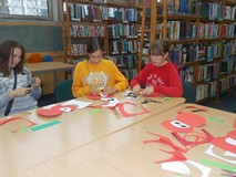 Trzy dziewczynki podczas wykonywania laurek dla nauczyciela