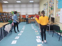 Zabawa ruchowa utrwalająca słownictwo związane ze szkołą