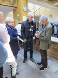 Jacek Fedorowicz podpisuje książki przed spotkaniem w Koszalińskiej Bibliotece Publicznej