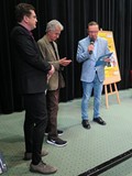 Od lewej Marcin Michrowski, Jacek Fedorowicz, dyrektor Dariusz Pawlikowski w czasie spotkania w Kosz
