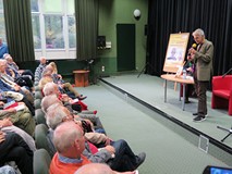 Jacek Fedorowicz w czasie spotkania w Koszalińskiej Bibliotece Publicznej.  Na pierwszym planie znaj