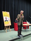 Jacek Fedorowicz w czasie spotkania w Koszalińskiej Bibliotece Publicznej