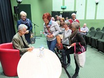 Jacek Fedorowicz podpisuje książki po spotkaniu w Koszalińskiej Bibliotece Publicznej