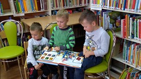 Lego Ninjago i zainteresowani chłopcy książką o magu