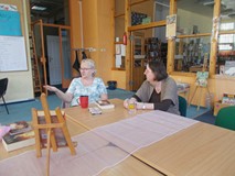 Panie dyskutują o książce