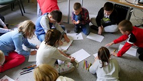 Uczestnicy akcji czytelniczej „ Mirabelka – kiełkująca historia w 100licy” w Koszalińskiej Bibliotec