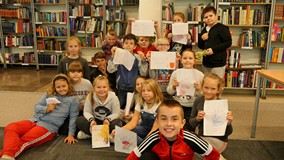 Uczestnicy akcji czytelniczej „ Mirabelka – kiełkująca historia w 100licy” w Koszalińskiej Bibliotec