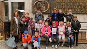 Jedna z grup dzieci uczestniczących w  akcji czytelniczej „ Mirabelka – kiełkująca historia w 100lic