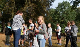 Uczestnicy akcji czytelniczej „ Mirabelka – kiełkująca historia w 100licy” w Koszalińskiej Bibliotec