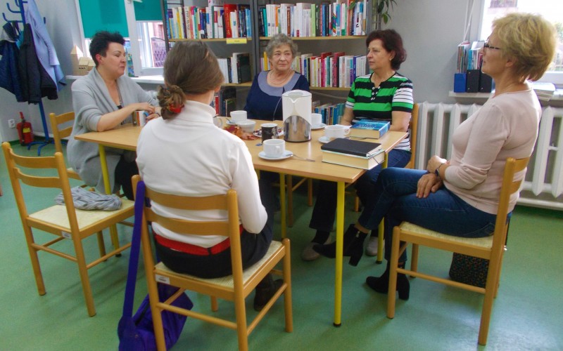Grupa dyskusyjna na spotkaniu Klubu Książki