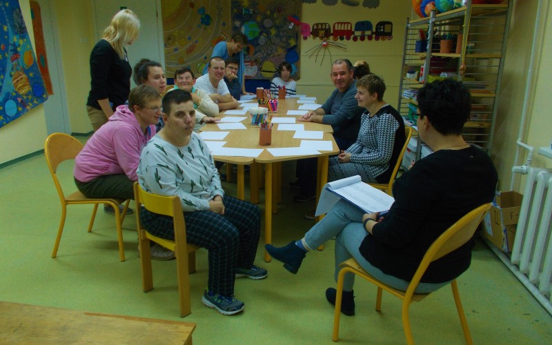 Podopieczni WTZ nr 2 na zajęciach w bibliotece