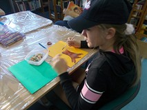 dziewczynka maluje farbami