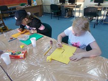 Dwie dziewczynki podczas wykonywania pracy plastycznej