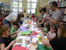 Uczestnicy zajęć przy pracy plastycznej
