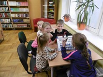 Dzieci grają w gre planszową.