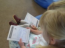 Dwie dziewczynkiprezentują swoje recepty przepisane przez ekspertki z Ostrego dyżuru literackiego w 