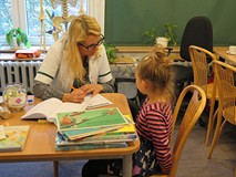 Ostry dyżur literacki w Koszalińskiej Bibliotece Publicznej. Ekspertka wypisuje dziewczynce receptę 
