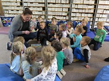 Anna Wieczorek - bibliotekarka Koszalińskiej Biblioteki Publicznej czyta przedszkolakom biorącym udz