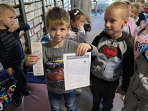 Chłopiec prezentuje swoją receptę przepisaną przez ekspertki z Ostrego dyżuru literackiego w Koszali