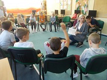 Bibliotekarka pokazuje dzieciom książkę