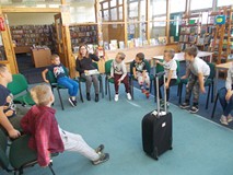 Bibliotekarka rozmawia z uczniami na temat naszej biblioteki