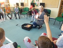 Bibliotekarka wyjmuje książkę z walizki