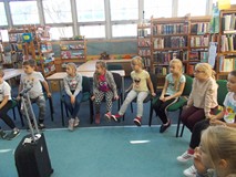 Dzieci siedzą na krześle i dyskutują